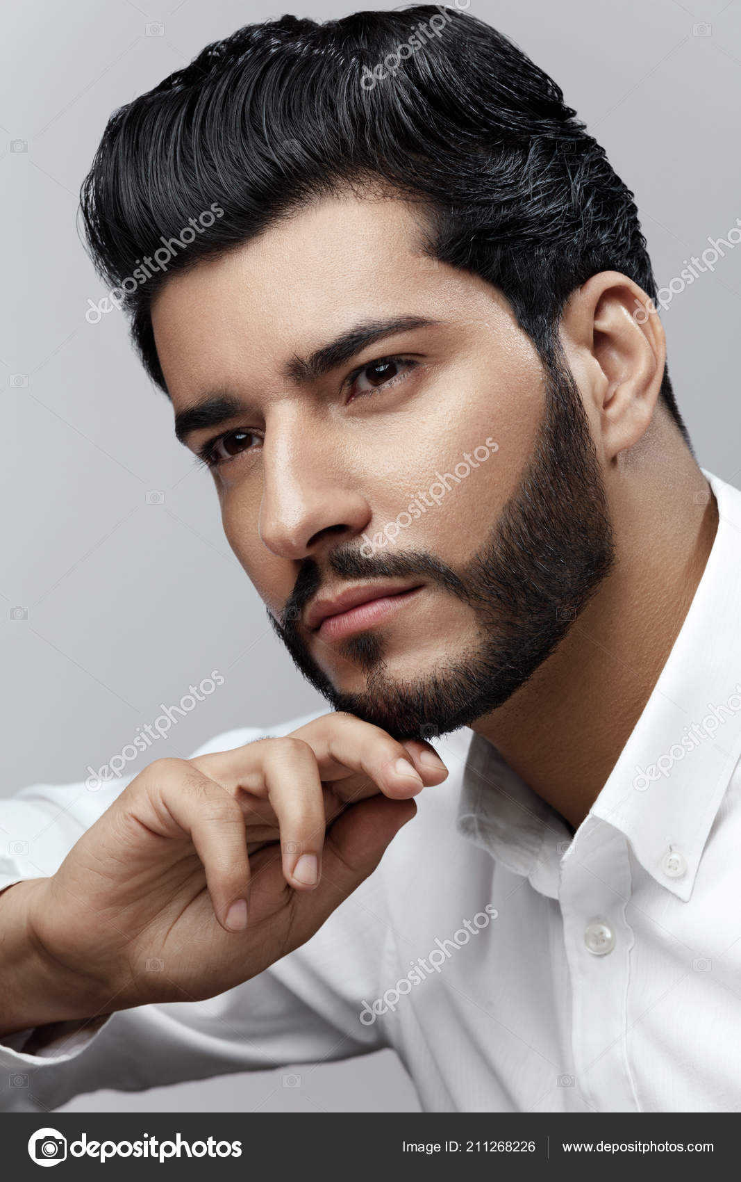 Beleza. Homem com estilo de cabelo e retrato de barba. Bonito Masculino  fotos, imagens de © puhhha #211268226
